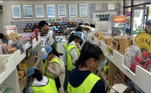 在長城 用書信傳遞對父親的愛